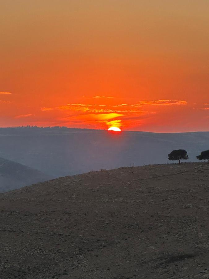 Hotel Wadi Al-Wala View Camp Madaba Esterno foto